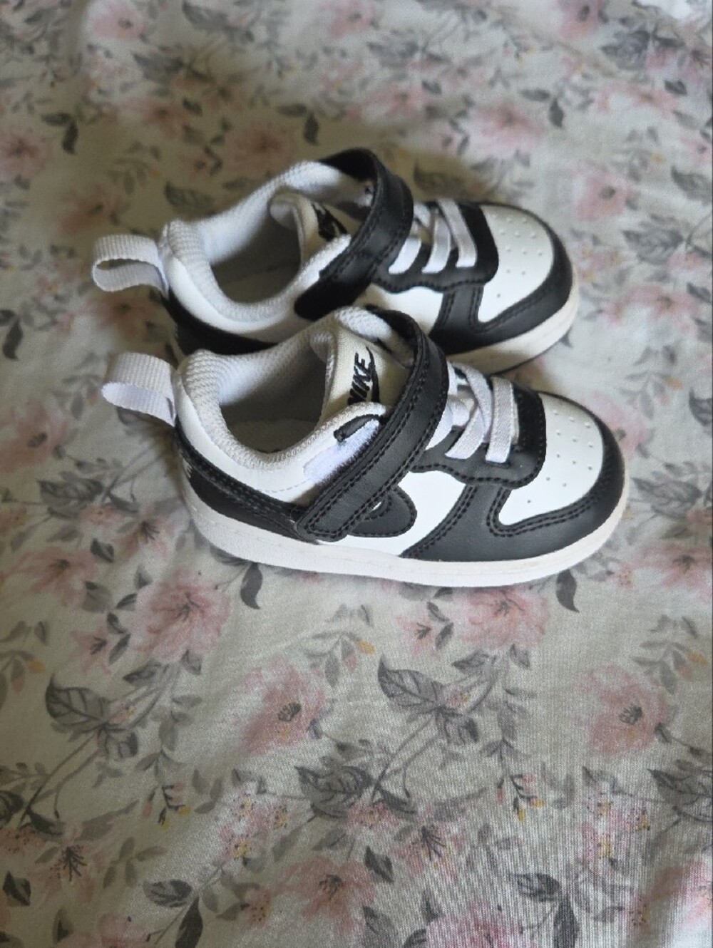 Nike Kids Black and White Velcro Low-Top Sneakers - Picture 6 of 6